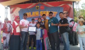 Jalan Sehat Desa Cibuyur, Nurmi Travel Warungpring Berikan Voucher Umroh.