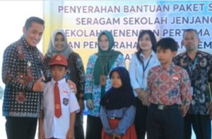 Bupati Pemalang Serahkan Bantuan Seragam Sekolah untuk Siswa Kurang Mampu