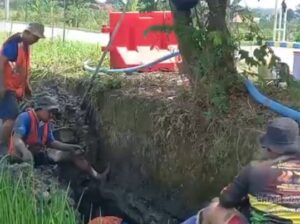 Perumda Tirta Mulia Tangani Kebocoran Pipa di Desa Pegiringan Bantarbolang