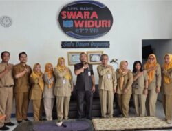 Bupati Anom Sambangi Studio Swara Widuri, Dorong Percepatan Regulasi Demi Radio Lokal yang Mandiri