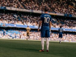 Malam Sial Chelsea: Cucurella Dijatuhkan, Sanchez Malah Terpeleset