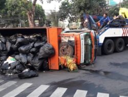 Truk Pengangkut Sampah Terguling di TPA Bantargebang, Aktivitas Pembuangan Sempat Terganggu