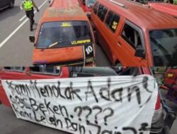 Jalan Ahmad Yani Bekasi Ditutup Sopir Angkot, Macet Parah Tak Terhindarkan