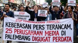 Pelanggaran Prosedur "Lex Specialis" Menanggapi fenomena ini, Dr (c) Imam Subiyanto, SH., MH., CPM, Dewan Penasehat Hukum CMI News sekaligus praktisi hukum dari Putra Pratama, menegaskan adanya penyimpangan prosedural. Menurutnya, sengketa pemberitaan memiliki jalur khusus yang diatur dalam UU Nomor 40 Tahun 1999 tentang Pers. "Sengketa pers adalah lex specialis. Artinya, hukum yang khusus harus didahulukan. Secara prosedur, pihak yang merasa dirugikan wajib menempuh Hak Jawab, Hak Koreksi, atau pengaduan ke Dewan Pers, bukan langsung melayangkan gugatan PMH ke pengadilan," ujar Imam, Jumat (27/2) malam. Membungkam 25 Media Sekaligus? Praktisi Hukum: Ini Ancaman Serius!