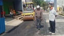Dokumentasi tim UPJI II Belik DPUPR Pemalang melakukan pemadatan aspal menggunakan road roller di Desa Kuta.