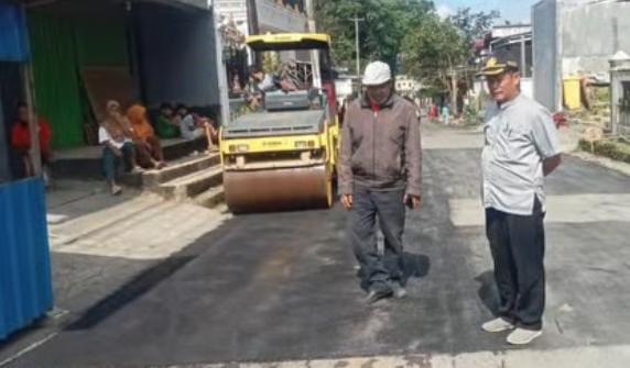 Dokumentasi tim UPJI II Belik DPUPR Pemalang melakukan pemadatan aspal menggunakan road roller di Desa Kuta.