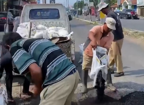 Gerak Cepat! Tim UPJI VIII Comal Perbaiki Jalan Lingkar Kota