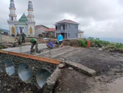 ​Bangkit dari Banjir, TNI dan Warga Pemalang Bahu-membahu Kebut Jembatan Armco
