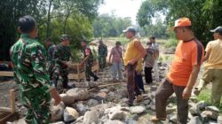 TNI dan Warga Gotong Royong Bangun Jembatan Gantung Garuda di Sungai Comal Pemalang