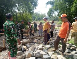 TNI dan Warga Gotong Royong Bangun Jembatan Gantung Garuda di Sungai Comal Pemalang