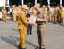 Pacu Transparansi Informasi, Bupati Pemalang Beri Penghargaan PPID Teraktif 2025
