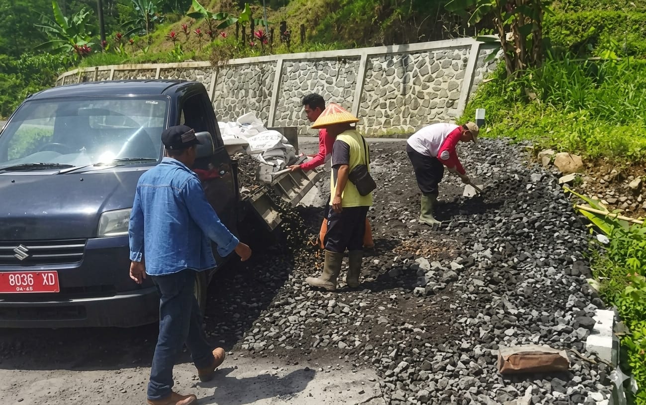 Kabar Baik! Jalan Rusak di Watukumpul Mulai Dipoles, Distribusi Tani Pemalang Bakal Lancar