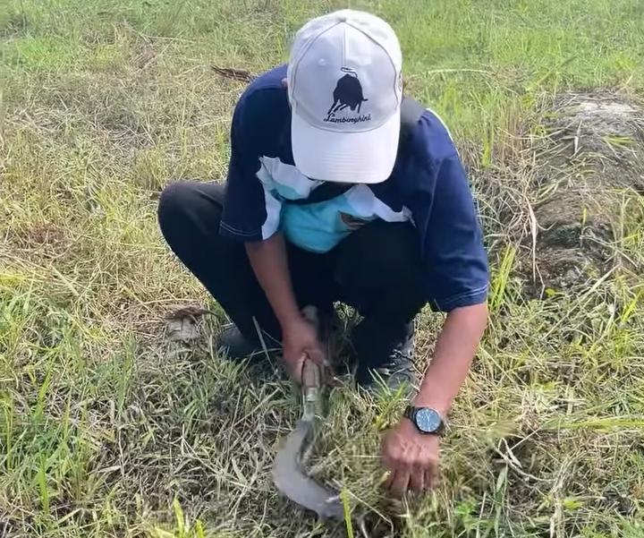 Tim DPUPR Pemalang melakukan normalisasi drainase dan penataan area hijau di Stadion Jatidiri Comal.