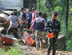 Wajah Baru Dusun Batur: Mengubur Jejak Batang Kelapa dengan Beton Semangat TMMD