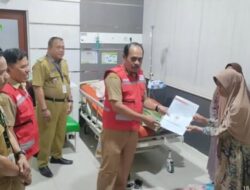 Camat Petarukan Serahkan Bantuan PMI untuk Korban Tersambar Petir