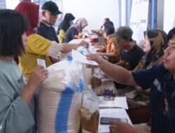 ​Pastikan Ketahanan Pangan, Bupati Pemalang Salurkan Bantuan Beras dan Minyak Goreng ke 1.107 KK di Tanahbaya