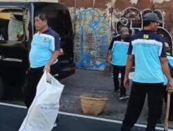 Jaga Keasrian Kota, DPUPR Pemalang Sisir Sampah di Jalan Sindoro