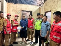 Bersama PMI Camat Pulosari Serahkan Bantuan Darurat untuk Korban Kebakaran Desa Cikendung dan Siremeng.